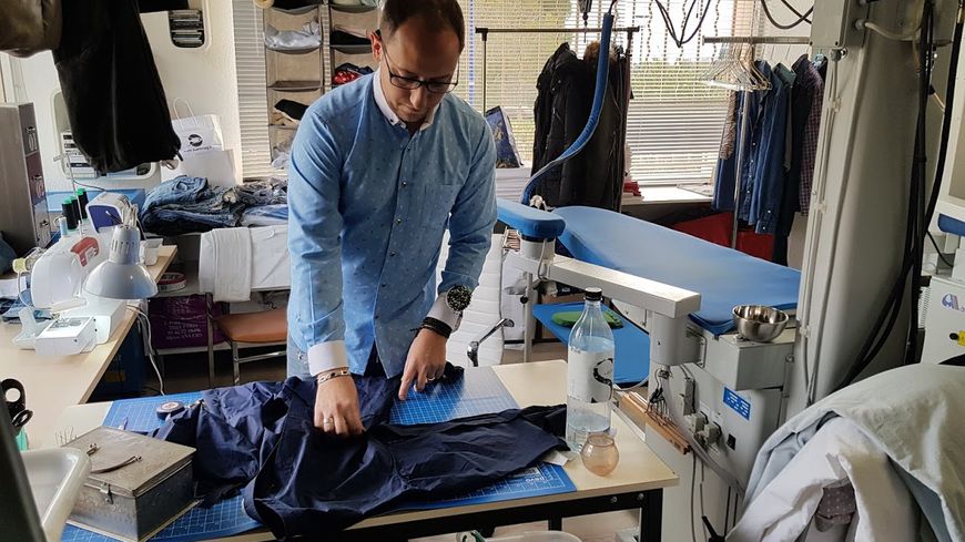 Ludovic PELTIN reprend et transforme les vêtements au pressing.