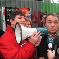 Pierre Bourdieu en 1998 durant une manifestation de chômeurs.