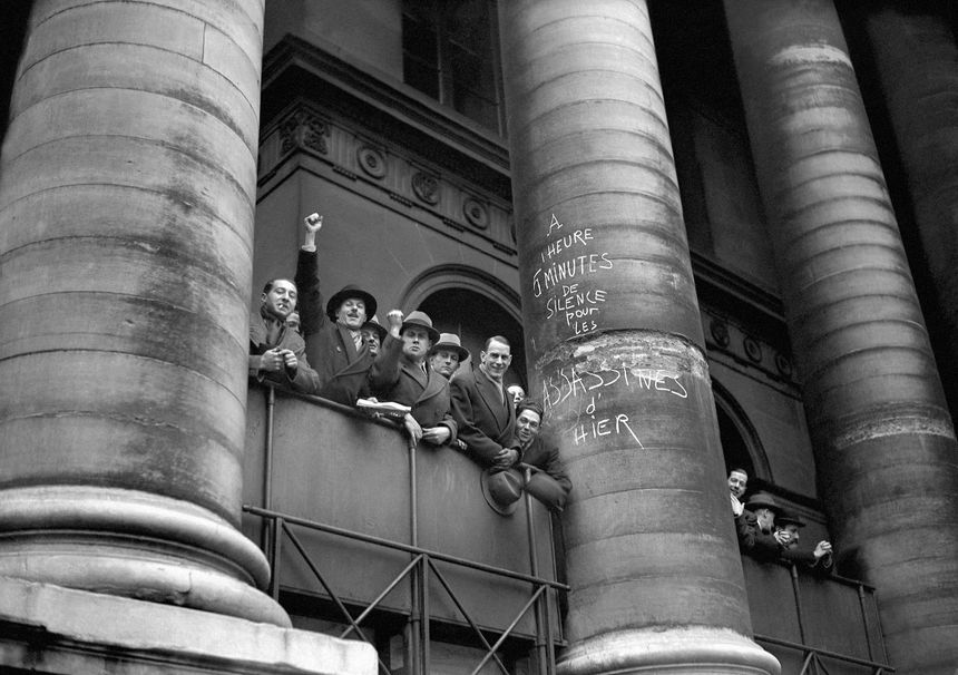 Des parlementaires, poing levé devant l'Assemblée nationale le 7 février 1934 en protestation contre les morts tués lors de la manifestation des Croix de feu le 6 février.