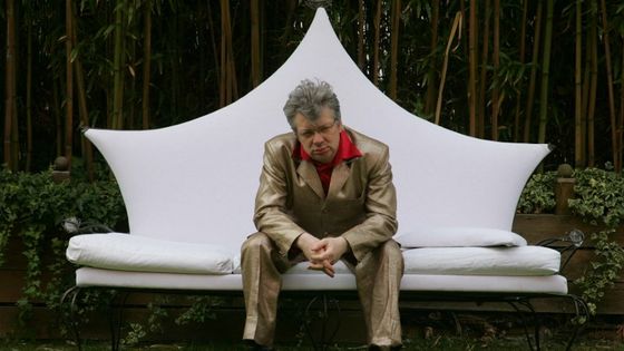 Ramon Pipin, chanteur et guitariste du groupe "Au bonheur des dames" pose le 04 mai 2006 à Paris. Le musicien Ramon Pipin vient de composer la musique du film d'Albert Dupontel "Enfermés dehors". ©AFP - Joël Saget