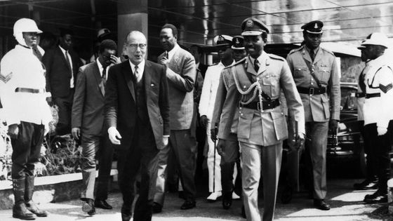 Le général Yakubu Gowon (R), chef de l'Etat nigérian, accueille le Secrétaire général des Nations Unies U Thant (L) qui s'est rendu à Lagos pour discuter de la crise des réfugiés du Biafra, le 19 janvier 1970 à l'aéroport d'Ikeja. ©AFP - AFP