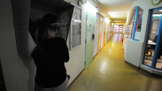 Une détenue téléphone dans le couloir du quartier des femmes de la maison d'arrêt de Strasbourg, le 16 Novembre 2010. ©AFP - PATRICK HERTZOG