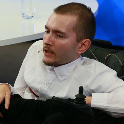 L'ingénieur valery Spiridonov dans son fauteuil roulant, premier candidat à la transplantation de tête (Centre international de presse et multimédias Rossiya Segodnya de Moscou)