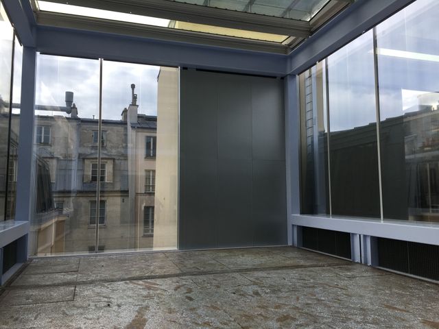 Au sommet du bâtiment, une grande verrière permet à des œuvres d'être totalement éclairées par la lumière naturelle