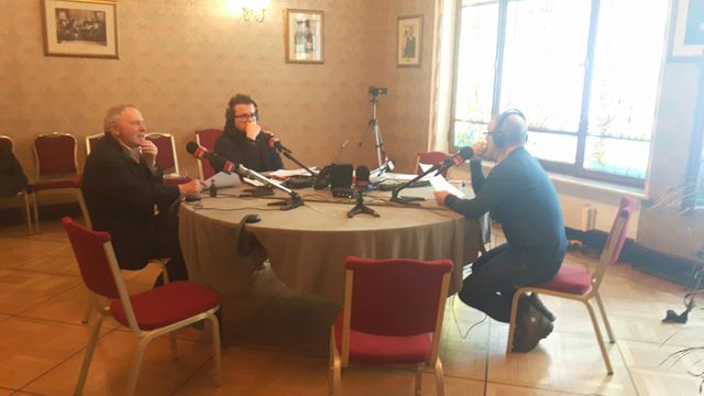 Un studio de radio à Moscou : Bernard Guetta, Nicolas Demorand, Claude Bruillot