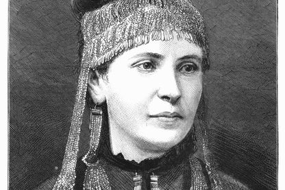 Madame Sophie Schliemann, 1877. Elle porte des bijoux trouvés par son mari Heinrich, archéologue, à Troie (en Turquie moderne) en 1876. Il croyait que ces bijoux avaient appartenu à Hélène de Troie Madame Sophie Schliemann, 1877. Elle porte des bijoux trouvés par son mari Heinrich, archéologue, à Troie (en Turquie moderne) en 1876. Il croyait que ces bijoux avaient appartenu à Hélène de Troie