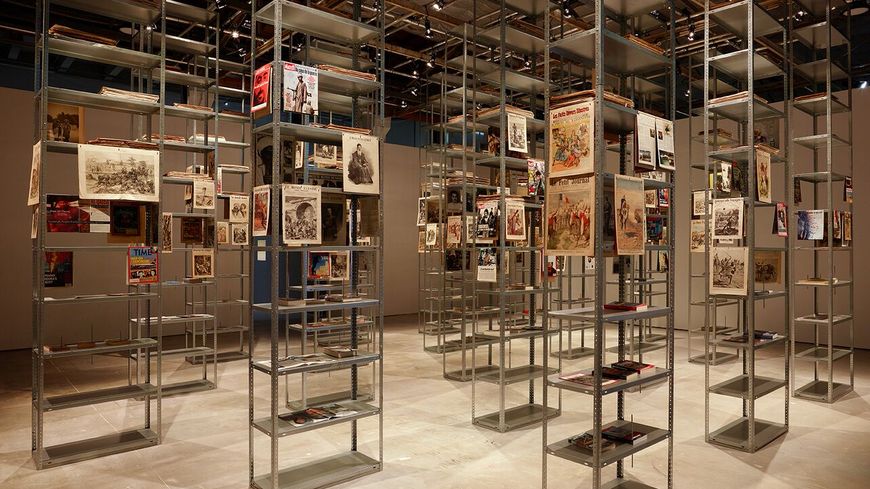 Vue de l’exposition Kader Attia et Jean-Jacques Lebel, “L’un et l’autre”, Palais de Tokyo - The culture of Fear: an invention of evil (2013) Installation, étagères en metal, livres, journaux