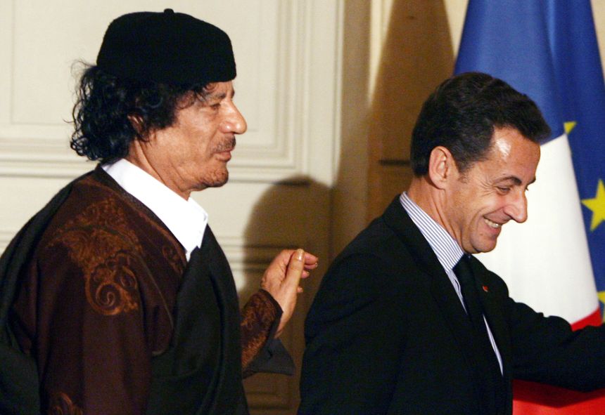 Nicolas Sarkozy et Mouammar Kadhafi lors de la réception de ce dernier à l'Elysée le 10 décembre 2007