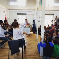 L'un des trois groupes de musiciens de l'Orchestre philharmonique de Radio France présents dans le camp de réfugiés de Skaramagkas, dans le port d'Athènes