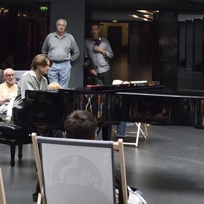 Nicolas Horvat jouant dans l'Agora de Radio France