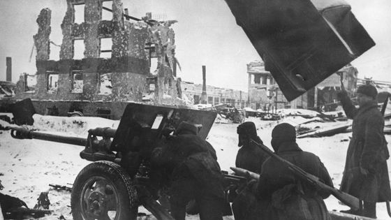 Soviet artillery crew during a street fight in Stalingrad, November 1942. ©AFP - RIA Novosti / Sputnik