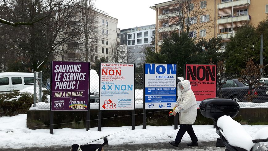 Le référendum sur l'existence d'un audiovisuel public a enflammé la Suisse pendant des mois. Ici à Genève le "Non" s'affichait partout.