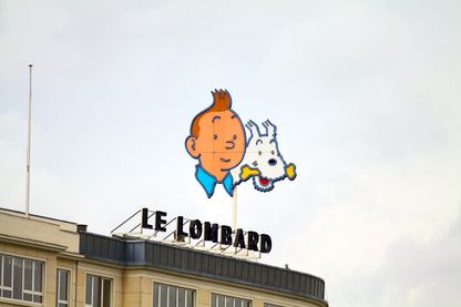 Tintin sur le sommet de l'immeuble des Editions du Lombard à Bruxelles Tintin sur le sommet de l'immeuble des Editions du Lombard à Bruxelles