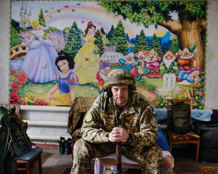Avdiivka - Donbass – Ukraine - 24 février 2017 - 13h44 Volodymyr (38 ans), officier de presse de l’armée ukrainienne, pose dans le dortoir du bureau de presse militaire du 72e régiment situé dans une ancienne crèche.
