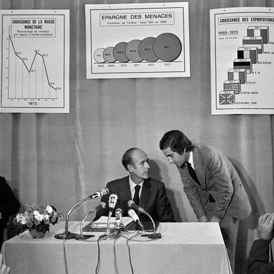 Valéry Giscard d'Estaing, ministre des Finances, explique son projet de budget adopté en Conseil des ministres, le 19 septembre 1973, lors d'une conférence de presse à Paris