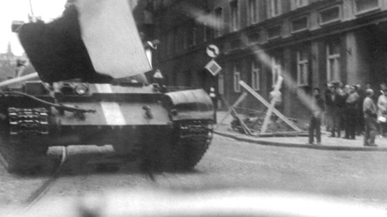 Le 22 août 1968 le drapeau national Tchécoslovaque flotte devant un char soviétique pendant que les habitants regardent les chars qui envahissent la capitale pour étouffer le "Printemps de Prague". ©AFP - STF / DPA