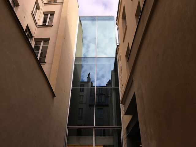 La tour centrale, en verre, a été construite dans la cour centrale de cet immeuble classé