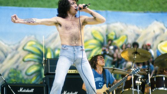 Bon Scott d'AC/DC au Oakland Coliseum en 1979 à Oakland, en Californie. ©Getty - Larry Hulst/Michael Ochs Archives