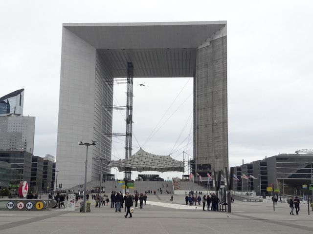 L'Arche de la Défense vue du bas