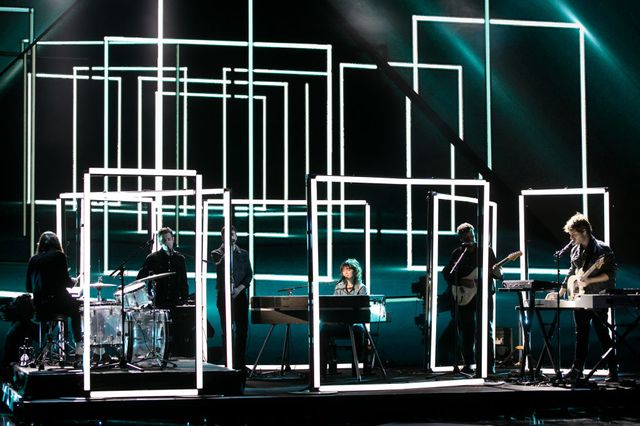 De son propre aveu, Charlotte Gainsbourg se sent plus à l'aise sur scène derrière un piano