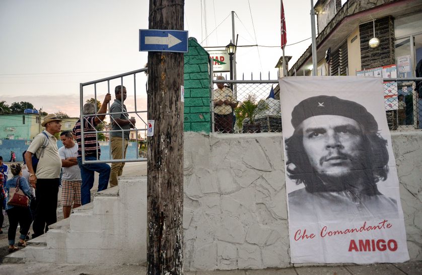 Jour d'élections à Cuba, devant un bureau de vote à Santa Clara