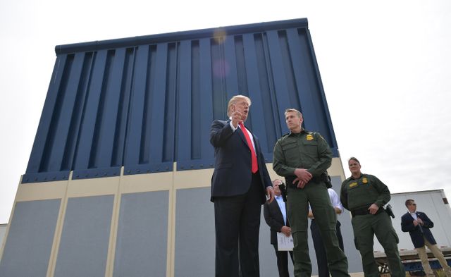 Donald Trump en visite à la frontière USA/Mexique en Californie pour voir les prototypes de murs