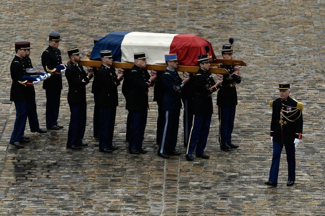 Le cercueil d’Arnaud Beltrame a été porté par dix gendarmes, anciens camarades et officiers, jusqu’au milieu de la cour des Invalides.