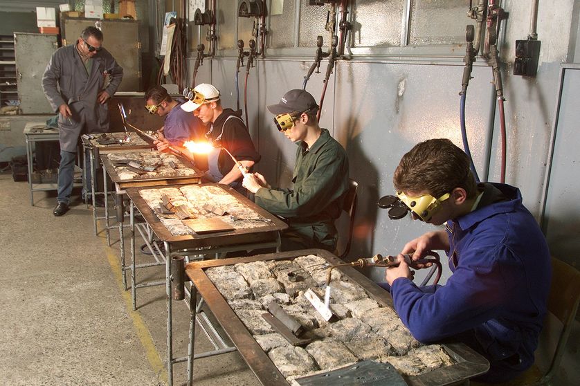 Jeunes apprentis soudeurs dans un centre de formation. Les fumées de soudage sont composées de gaz et de poussières potientiellement très toxiques.
