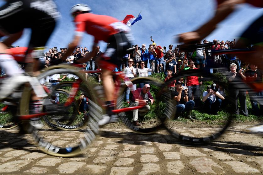 Des spectateurs assistent à la course cycliste Paris-Roubaix le 8 avril 2018