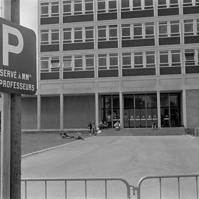 Le fronton de la faculté de Nanterre au lendemain de la fermeture du site