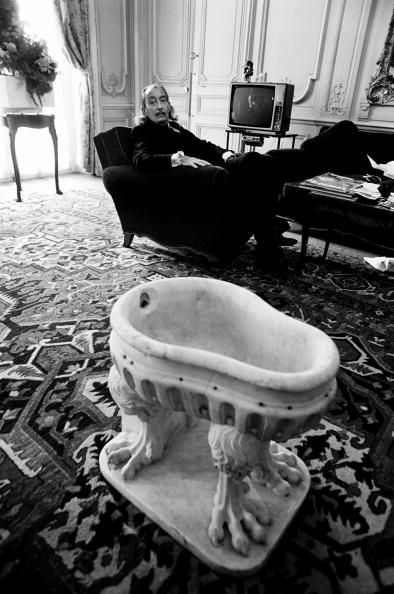 Dali, dans sa chambre du Meurice le 24 octobre 1973.