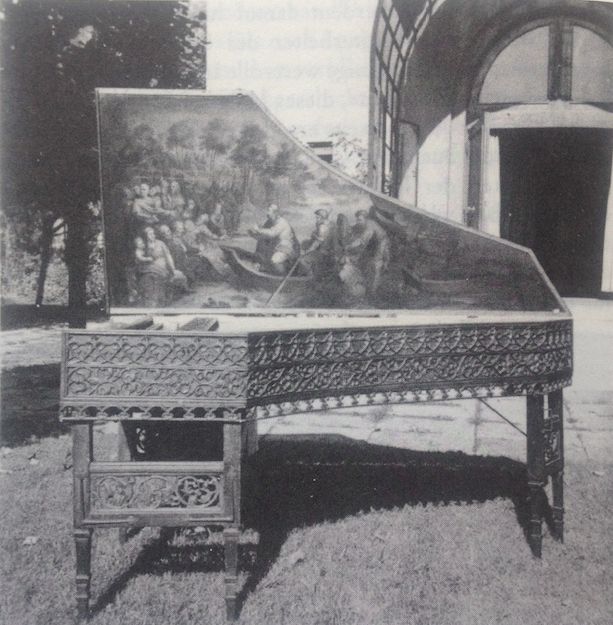 Clavecin du XVIème siècle avec ses peintures du Verrocchio appartenant à Wanda Landowska et photographié en 1930 dans son jardin de Saint-Leu-la Forêt. Photo tirée du livre "Sonderstab Musik"