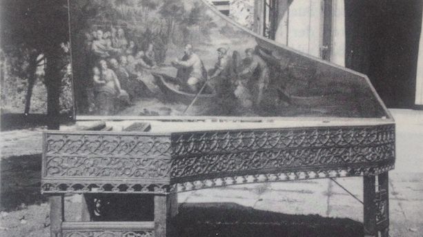 Clavecin du XVIème siècle avec ses peintures du Verrocchio appartenant à Wanda Landowska et photographié en 1930 dans son jardin de Saint-Leu-la Forêt. Photo tirée du livre "Sonderstab Musik"