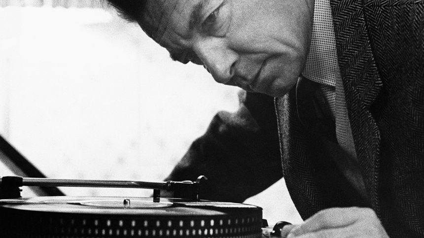 Karajan penché sur une platine vinyle.