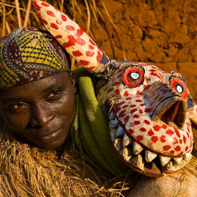 Parfait Sossu portant le costume traidtionnel Hla Hyena pendant une danse Guéledé