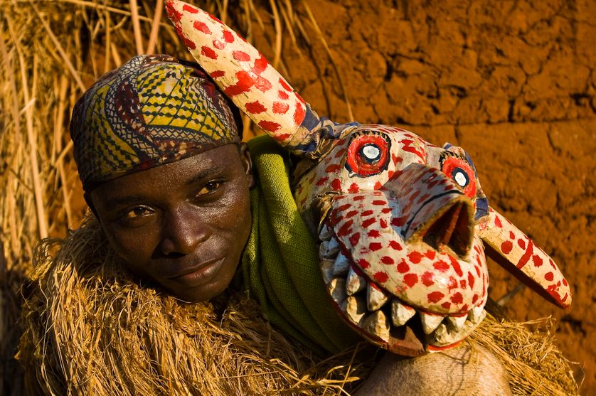 Parfait Sossu portant le costume traidtionnel Hla Hyena pendant une danse Guéledé