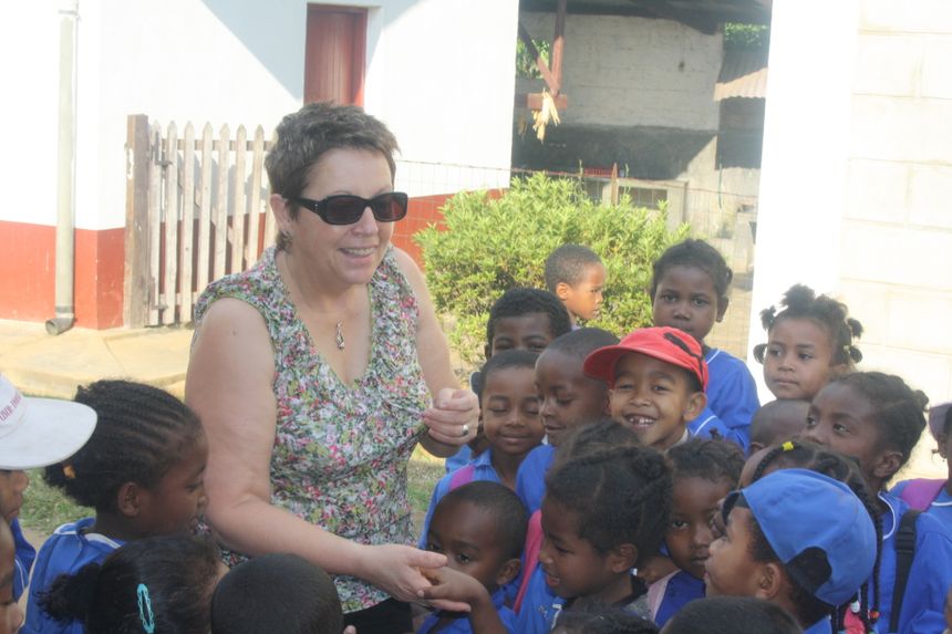 Monique avec les enfants de Madagascar.