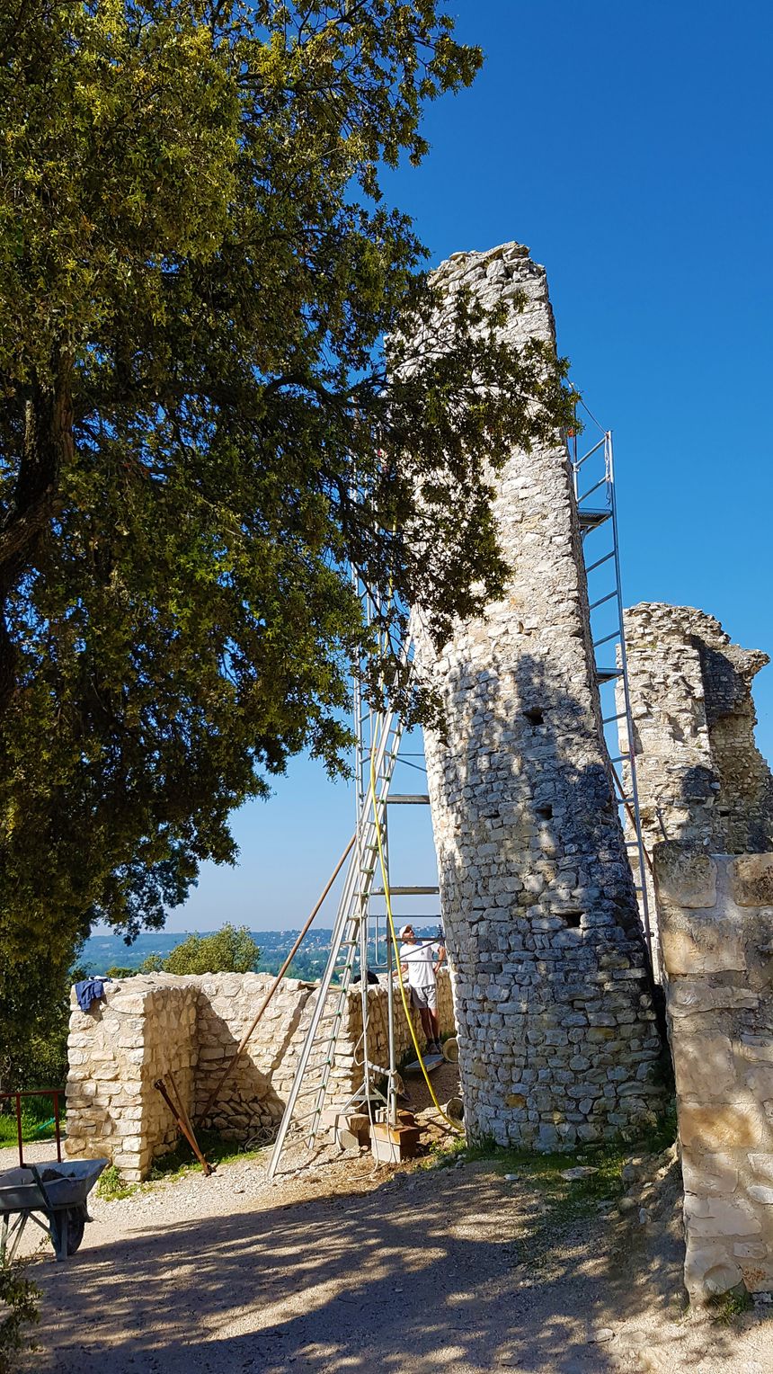 La tour du site de Thouzon en cours de restauration.