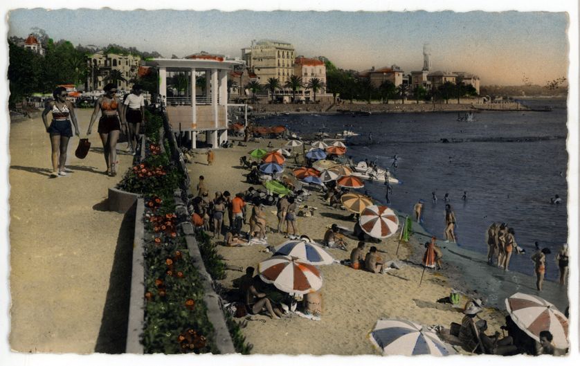 Vue de la plage de Saint-Raphaël, sur la Côte d'Azur, en 1953