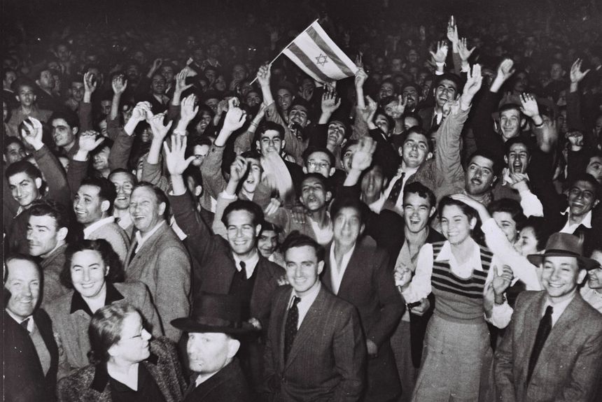 Une manifestation de joie dans les rues de Tel Aviv après le vote à l'ONU le 29 novembre 1947.