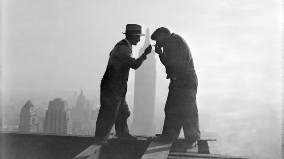 Travailleurs partageant une cigarette en haut d'un gratte-ciel, New York, 1932 - Bettmann