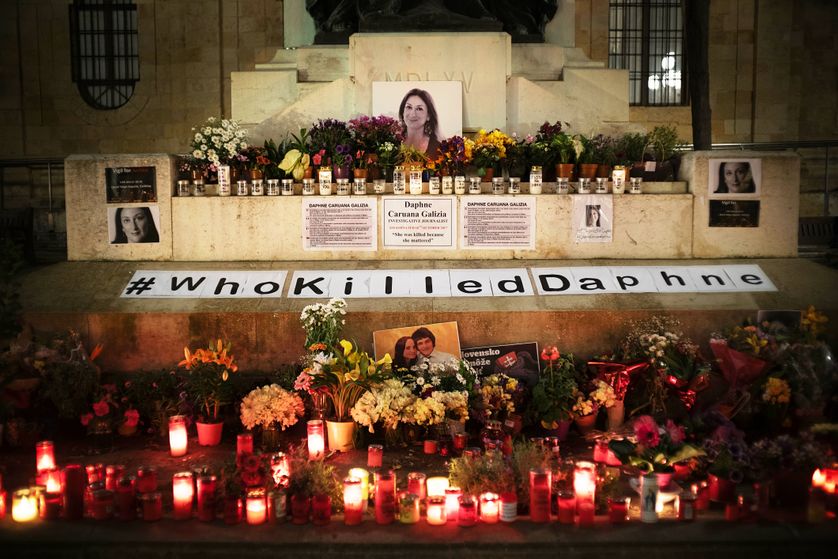 Mémorial pour Daphne Caruana Galizia, dans la capitale maltaise. Trois suspects ont été arrêtés début décembre. De nombreux éléments semblent les désigner. Mais un manque cruellement : le mobile.