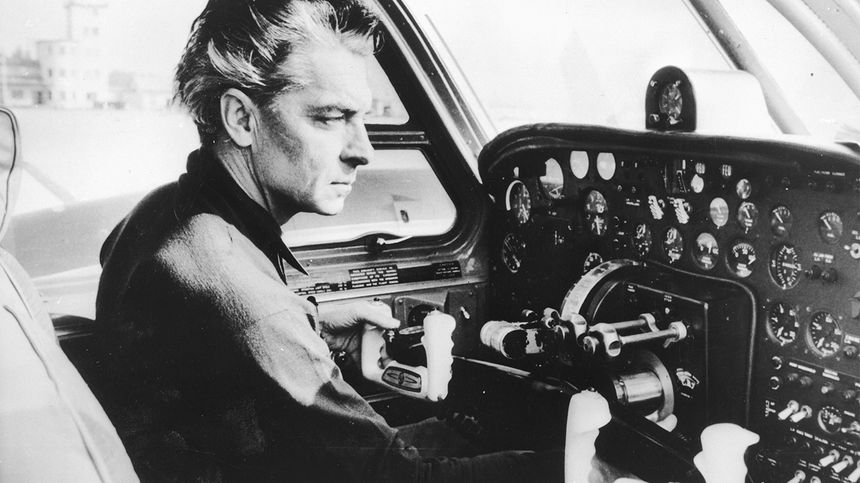 Karajan pilotait aussi de petits avions... Ici à Salzbourg en 1964.
