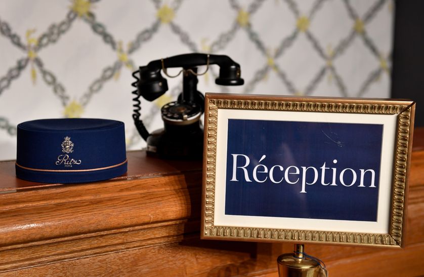 Un chapeau de groom et un vieux téléphone qui font partie des objets mis en vente par le Ritz.