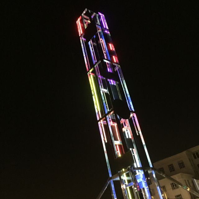 La tour Lyonéon de Nicolas Schöffer, à Lyon, de nuit