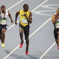 Usain Bolt (au centre) est le premier athlète à détenir simultanément les records du monde du 100 m, 200 m et 4 × 100 m. Il est aussi l’athlète le plus titré de l'histoire des JO en sprint avec huit médailles d'or