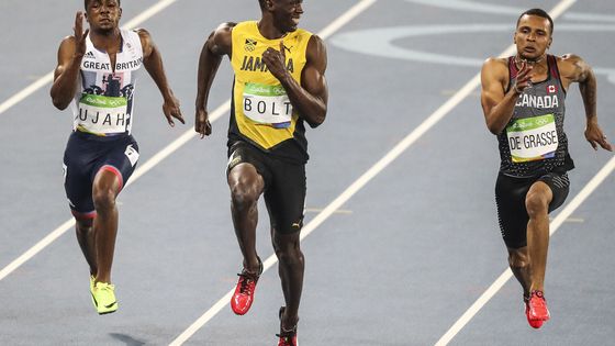 Usain Bolt (au centre) est le premier athlète à détenir simultanément les records du monde du 100 m, 200 m et 4 × 100 m. Il est aussi l’athlète le plus titré de l'histoire des JO en sprint avec huit médailles d'or ©AFP - Salih Zeki Fazlıoğlu / Anadolu Agency