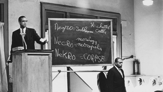 Malcolm X dans une salle de classe de Harlem en aout 1963. ©Getty - Richard Saunders