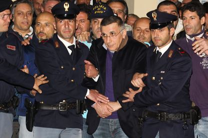 Arrestation de Michele Zagaria, un criminel appartenant à la Camorra., chef du clan des Casalesi, considéré comme le clan mafieux le plus puissant d'Italie, escorté par les policiers de Caserta. Arrestation de Michele Zagaria, un criminel appartenant à la Camorra., chef du clan des Casalesi, considéré comme le clan mafieux le plus puissant d'Italie, escorté par les policiers de Caserta.