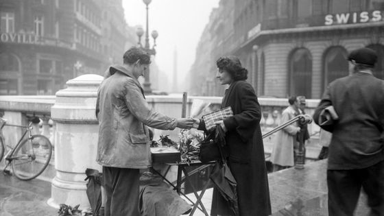 Vendeur de muguet à la sortie du métro Place de l'Opéra à Paris, France en 1951 ©Getty - KEYSTONE-FRANCE/Gamma-Rapho